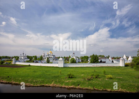 Vista panoramica di intercessione Pokrovsky monastero sulla soleggiata giornata di primavera, Suzdal, Russia Foto Stock