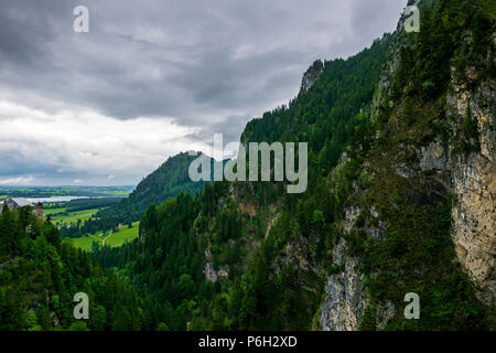 Vista dalla cima di una montagna nel paesaggio con le nubi del cielo in Baviera Foto Stock