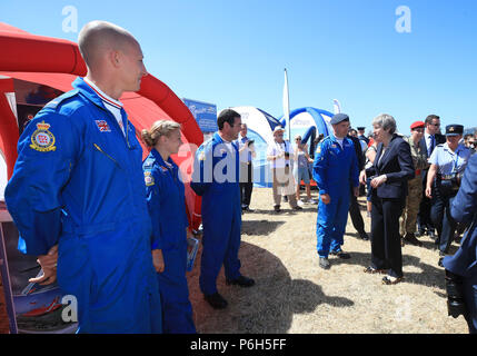 Il primo ministro Theresa Maggio incontra i membri delle frecce rosse, la Royal Air Force Aerobatic Team durante le celebrazioni per le forze armate nazionali al giorno a Llandudno, Galles. Foto Stock