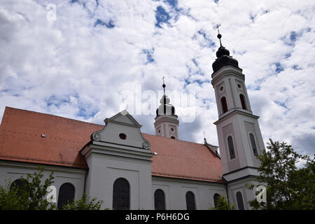 IRSEE MEDIANTE, Germania - 26 giugno 2018: Abbazia imperiale di Irsee nella parte anteriore del cielo molto nuvoloso in giugno, Irsee monastero in Baviera vista laterale con le nuvole Foto Stock