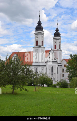 IRSEE MEDIANTE, Germania - 26 giugno 2018: monastero irsee un luogo di incontro per i cristiani in Baviera, Abbazia imperiale di Irsee nella parte anteriore del cielo molto nuvoloso in giugno Foto Stock