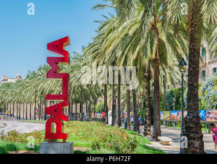 30 Luglio 2017 - Palma de Mallorca, Spagna. Bellissima capitale e la città più grande delle isole Baleari. Rosso segno di Palma e alberi di palma in background Foto Stock