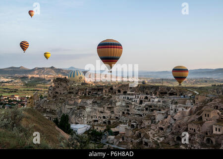 Aria calda Ballons sopra la grotta antica città in Cappadocia, Turchia Foto Stock