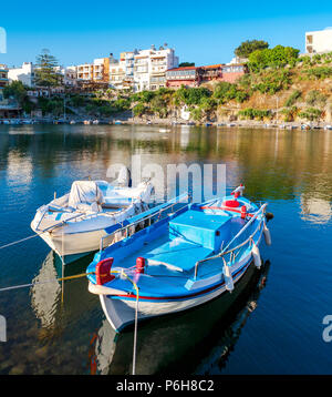 Barche sul Lago di Voulismeni ad Agios Nikolaos, Creta, Grecia Foto Stock