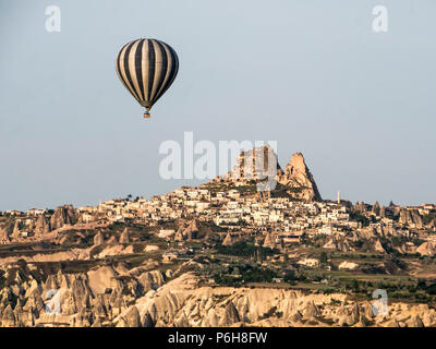 Aria calda Ballons sopra la grotta antica città in Cappadocia, Turchia Foto Stock
