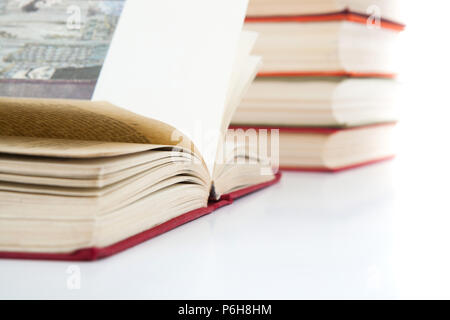 Aprire i libri e la pila di libri su sfondo bianco Foto Stock