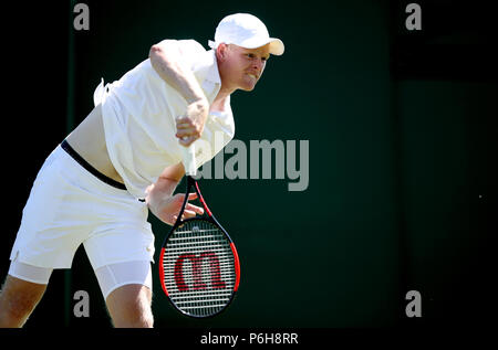 Kyle Edmund pratiche davanti alla 2018 campionati di Wimbledon al All England Lawn Tennis e Croquet Club, Wimbledon. Foto Stock