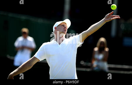 Kyle Edmund pratiche davanti alla 2018 campionati di Wimbledon al All England Lawn Tennis e Croquet Club, Wimbledon. Foto Stock