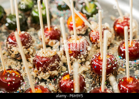 Vassoio di minuscoli toffee mele come dessert spuntini a evento aziendale cena di gala banquet Foto Stock