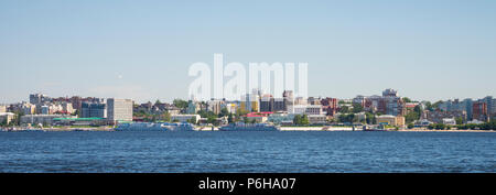 Fiume Volga terrapieno in Samara, Russia. Vista panoramica della città. In una soleggiata giornata estiva. Foto Stock