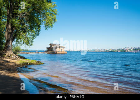 Vista della città dalla sponda opposta del fiume Volga a Samara, Russia. In una soleggiata giornata estiva. Foto Stock
