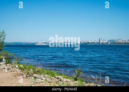 Vista della città dalla sponda opposta del fiume Volga a Samara, Russia. In una soleggiata giornata estiva. Foto Stock