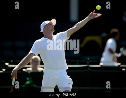 Kyle Edmund pratiche davanti alla 2018 campionati di Wimbledon al All England Lawn Tennis e Croquet Club, Wimbledon. Foto Stock