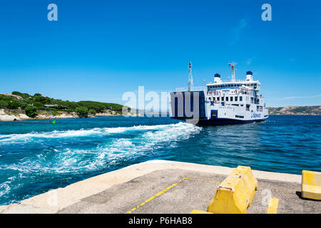 Sardegna, Italia, 06-09-2018: estate paesaggio con il ferry boat colorate di bianco e blu in viaggio da Palau Sardegna a La Maddalena Archipel. Foto Stock