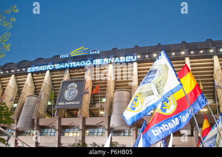 Atmosfera prima la vera Madrid-barcellona partita di calcio. Santiago Bernabeu, Madrid, Spagna. Foto Stock