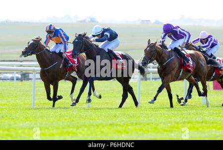 Latrobe cavalcato da fantino Donnacha O'Brien (centro) vince il Dubai Duty Free Irish Derby davanti a Rostropovich cavalcato da fantino P B Beggy (sinistra) e Guerriero sassone cavalcato da fantino Ryan Moore (a destra) durante il giorno due del Dubai Duty Free Irish Derby Festival al Curragh Racecourse, Co Kildare. Foto Stock