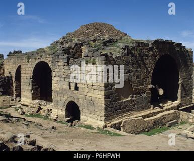 ARTE ROMANO. PROXIMO ORIENTE. BOSRA. Vista exterior de uno de los edificios de los baños antiguos PUBLICOS o TERMAS. SIRIA. Foto Stock