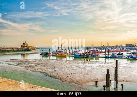 Barche nel porto di Ramsgate Kent, Inghilterra Foto Stock