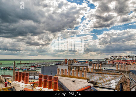 Vista del Porto di Ramsgate oltre i comignoli Foto Stock