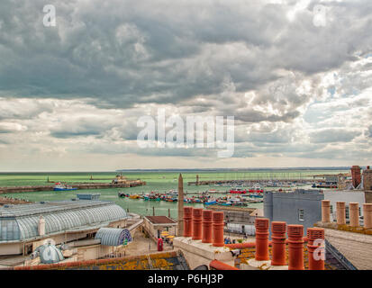 Vista del Porto di Ramsgate oltre i comignoli Foto Stock