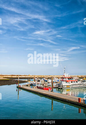 Molo che conduce a yatchs in porto a Ramsgate Kent Foto Stock