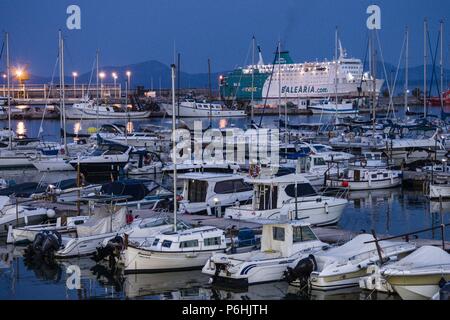 Enbarcaciones de recreo, Puerto de Alcudia,Mallorca, Islas Baleares, Spagna. Foto Stock
