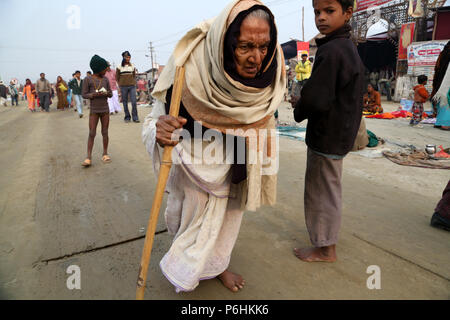 Pellegrini persone durante il Maha Kumbh Mela 2013 in Allahabad , India Foto Stock