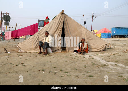 Pellegrini persone durante il Maha Kumbh Mela 2013 in Allahabad , India Foto Stock