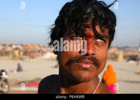 Ritratto di pellegrino durante il Maha Kumbh Mela 2013 in Allahabad , India Foto Stock