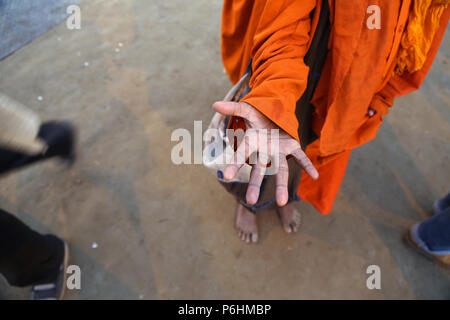 Pellegrini persone durante il Maha Kumbh Mela 2013 in Allahabad , India Foto Stock