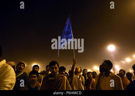 La processione dei pellegrini diretti al Gange durante il Maha Kumbh Mela 2013 in Allahabad , India Foto Stock