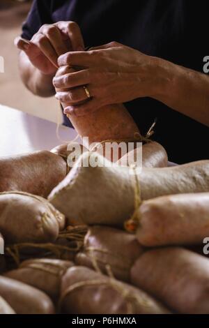 Cosido de los enbutidos,tradicional matanza del cerdo, llucmajor,Mallorca, Islas Baleares, Spagna. Foto Stock