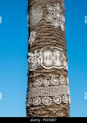 Decorate palm tronco di albero sul filamento di Armacao de Pera, Algarve, PORTOGALLO Foto Stock