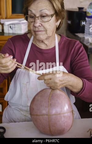 Cosido de los enbutidos,tradicional matanza del cerdo, llucmajor,Mallorca, Islas Baleares, Spagna. Foto Stock