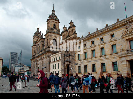 La cattedrale primaziale di Bogotá, nella Piazza Bolivar, Bogotà, Colombia Foto Stock