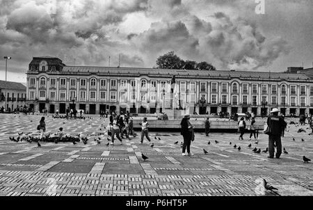 La Lievano Palace e la statua di Simon Bolivar, in Piazza Bolivar, Bogotà, Colombia, in bianco e nero Foto Stock