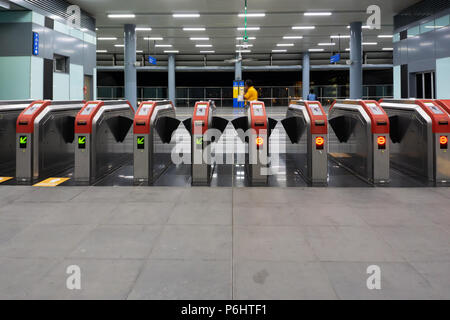 KUALA LUMPUR, Malesia : 9 Settembre 2017 : Cancello di Kuala Lumpur Mass Rapid Transit (MRT) stazioni. Stazione MRT di alleviare il traffico congestionato congest Foto Stock