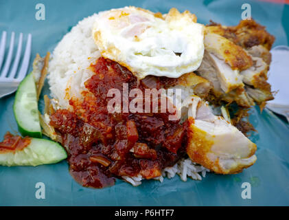 Nasi lemak o latte di cocco riso, piatto popolare in Malesia. Foto Stock