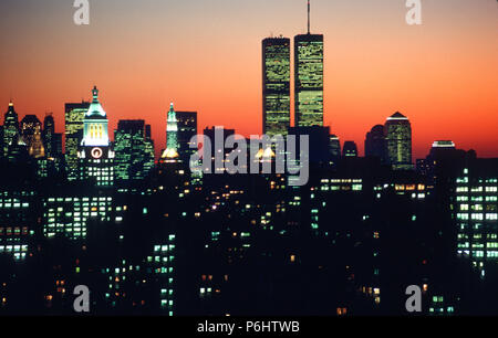Immagine vintage di New York skyline della città che include le torri gemelle del World Trade Center, 1989, New York, Stati Uniti d'America Foto Stock