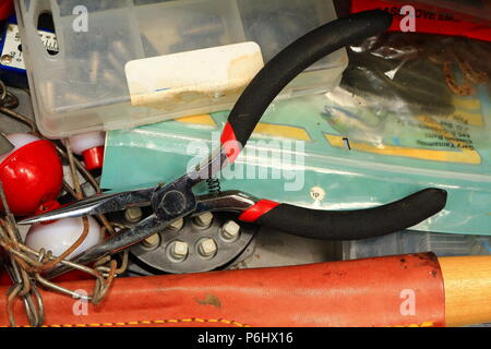 La pesca nella parte di fondo di un tackle box Foto Stock