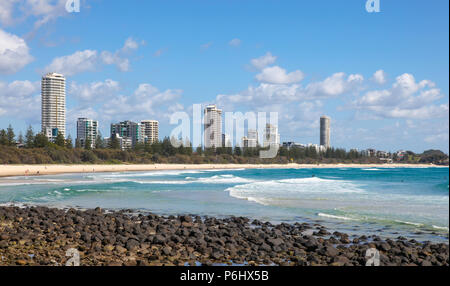 Burleigh capi si trova sulla Gold Coast di Queensland Asutralia. Vista guardando verso nord lungo la splendida spiaggia che la Gold Coast è ben noto per Foto Stock