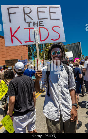 Giugno 30, 2018 - LOS ANGELES, CALIFORNIA, STATI UNITI D'AMERICA - "tenere insieme le famiglie' marcia di protesta con segni di Los Angeles in California Foto Stock