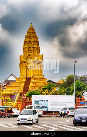 Phnom Penh Cambogia - Novembre 14, 2017: il traffico su strada nella parte anteriore del xv secolo tempio Buddista chiamato Wat Ounalom a Phnom Penh. Le principali emissioni di CO Foto Stock