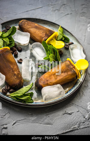 Estate concetto dessert caffè lecca-lecca con la menta e il ghiaccio su sfondo rustico con spazio di copia Foto Stock