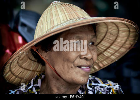 Donna che indossa cappello conico vietnamita, cappello di riso asiatico. Thailandia Sud-est asiatico Foto Stock