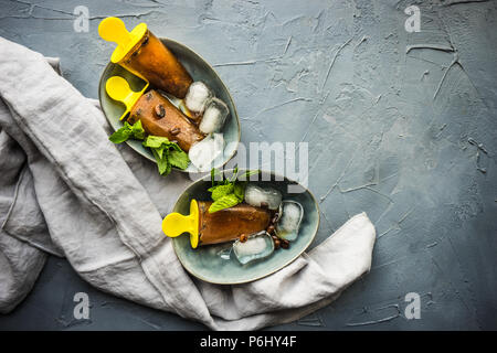 Estate concetto dessert caffè lecca-lecca con la menta e il ghiaccio su sfondo rustico con spazio di copia Foto Stock