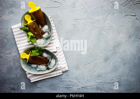 Estate concetto dessert caffè lecca-lecca con la menta e il ghiaccio su sfondo rustico con spazio di copia Foto Stock