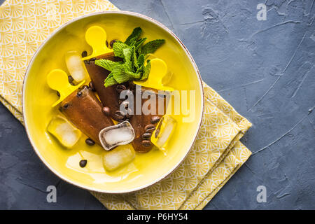 Estate concetto dessert caffè lecca-lecca con la menta e il ghiaccio su sfondo rustico con spazio di copia Foto Stock