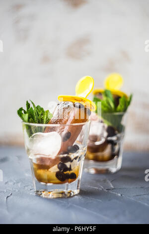 Estate concetto dessert caffè lecca-lecca con la menta e il ghiaccio su sfondo rustico con spazio di copia Foto Stock