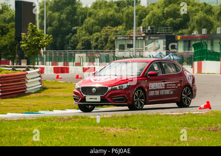 La nuova MG 6 da SAIC essendo pilotato sulla gara Tianma circuito di Shanghai in corrispondenza di un supporto d'oltremare evento. Foto Stock